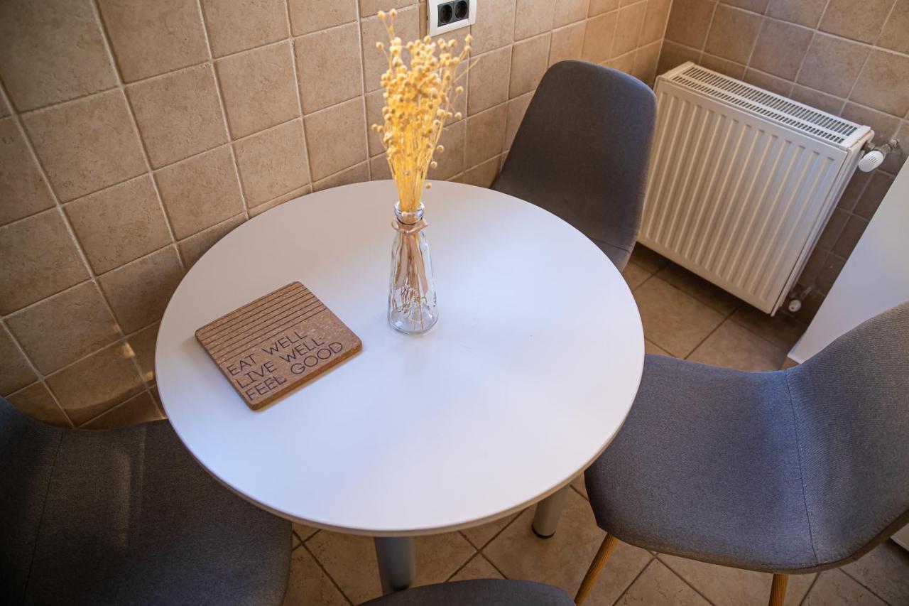 Apartament Tatu Bar&Grill Otopeni Ngoại thất bức ảnh
