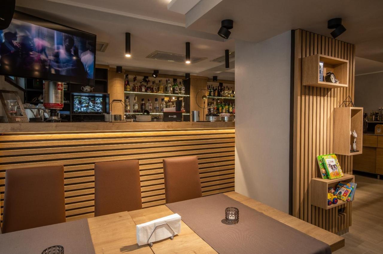 Apartament Tatu Bar&Grill Otopeni Ngoại thất bức ảnh